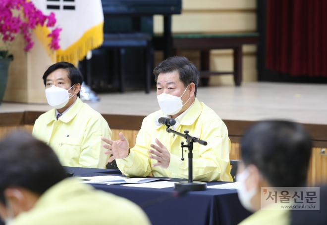 박승원(오른쪽) 시장이 사회적 거리두기보다 사회 공동체 협력체계를 강조했다. 광명시 제공 