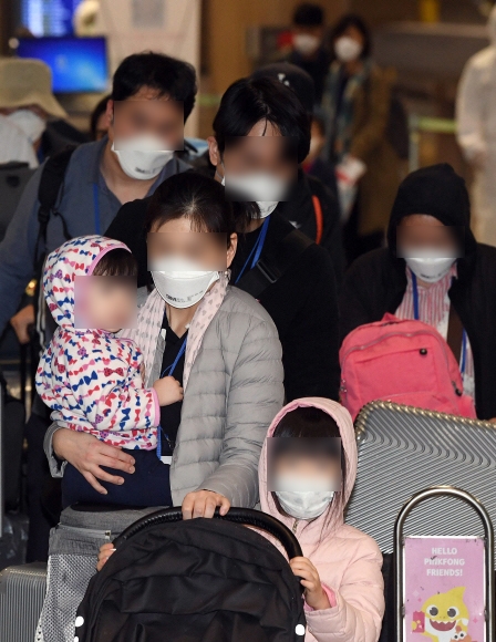지난 19일 코로나 확산이 심각한 이란에서 교민들이 인천국제공항 1터미널로 입국하고 있다.  이종원 선임기자 jongwon@seoul.co.kr