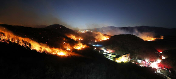 19일 오후 울산시 울주군 청량읍에서 산불이 강한 바람을 타고 계속해서 번지고 있다. 2020.3.19 <br>연합뉴스