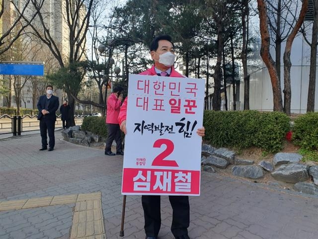 미래통합당 심재철 원내대표가 19일 오후 범계역 앞 사거리에서 퇴근길 시민들에게 인사하고 있다. 신형철 기자 hsdori@seoul.co.kr
