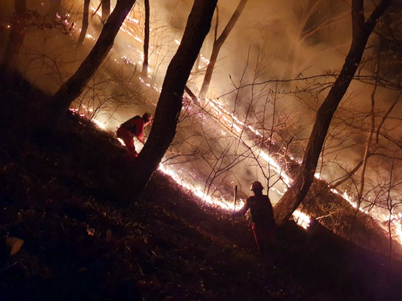 산림청 공중진화대원들이 19일 울산 울주군 웅촌면과 청량면 일대 야산에서 발생한 산불 진화 야간작업을 벌이고 있다. 2020.3.19 <br>양산산림항공관리소 제공