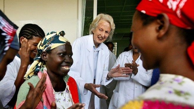 지난 18일(현지시간) 96세를 일기로 세상을 떠난 캐서린 햄린이 2008년 아디스아바바에서 누공 치료를 마친 환자, 병원 직원들과 자축하고 있다. 게티 이미지스 