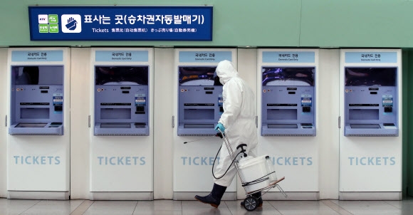 코로나19 감염 우려로 대중교통 이용객이 급감한 가운데 지난 19일 서울역에서 관계자가 시설물 방역 작업을 하고 있다. 연합뉴스