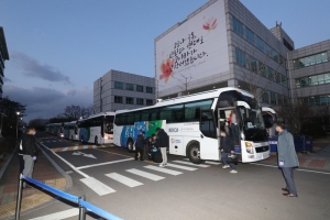 단체 입국한 이란 교민 1명 첫 코로나19 확진