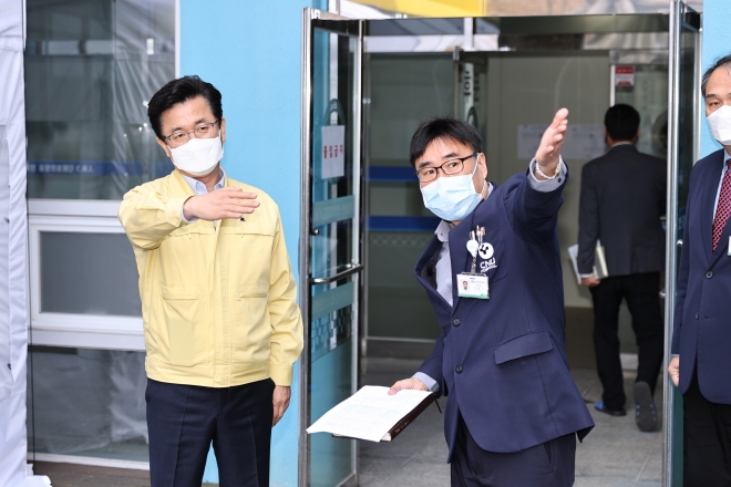 허태정(왼쪽)대전시장이 지난 17일 대전시립 제2노인전문병원을 찾아 시설과 의료상황을 점검하고 있다. 대전시 제공.