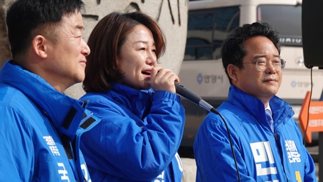 (왼쪽부터)강득구, 이재정, 민병덕 더불어민주당 예비후보가 지난 9일 시청에서 공통공약을 발표하고 있다.  