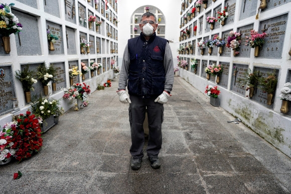 스페인에서 코로나19로 인한 사망자가 연일 급증하는 가운데 마드리드에 있는 산 주스토 공동묘지의 장의사 마누엘(46)이 봉안실을 둘러보고 있다. 마드리드 로이터 연합뉴스 