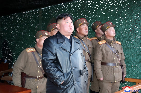 김정은 북한 국무위원장이 21일 전술유도무기 시범사격을 참관했다고 조선중앙통신이 22일 보도했다. 2020.3.22   연합뉴스