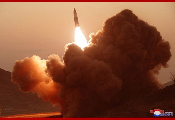 김정은 북한 국무위원장이 지난 21일 전술유도무기 시범사격을 참관했다고 조선중앙통신이 22일 보도했다.  2020.3.22  조선중앙통신 홈페이지 캡처