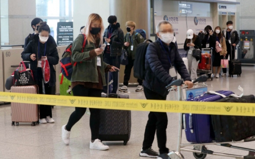 [포토] ‘전원 코로나19 검사’ 받는 유럽발 입국자들
