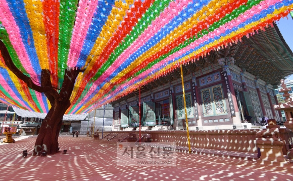 22일 서울 조계사가 코로나19의 영향으로 한산한 주말모습을 보이고 있다. 2020.3.22  박지환 기자 popocar@seoul.co.kr