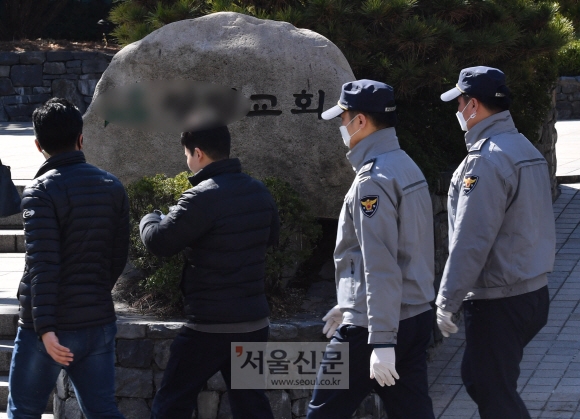 신종 코로나바이러스 감염증(코로나19)이 확산되고 있는 가운데 22일 주말예배가 열린 서울 강남구의 한 교회에서 경찰이 경비근무를 서고 있다. 서울시는 경찰의 협조를 받아 시내 대형교회에 대한 지도 감독에 나섰다. 또, “각 교회에서 주말예배를 하다 코로나19 확진자가 나오면 진단?치료, 방역 등 비용에 대해 구상권을 청구하겠다”는 방침을 밝혔다. 2020.3.22 박지환기자 popocar@seoul.co.kr