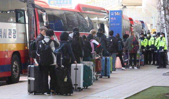 유럽발 입국자 전수조사 유럽 내 코로나19 확산으로 22일부터 유럽에서 국내로 들어오는 입국자에 대해 전수조사가 시행된다. 정부는 입국자의 격리와 검사를 위해 임시생활시설을 1천 실 규모로 운영할 계획이다. 22일 오후 인천국제공항 1터미널을 통해 독일 프랑크푸르트발 비행기 탑승객들이 입국하고 있다.  2020.3.22    이종원 선임기자 jongwon@seoul.co.kr