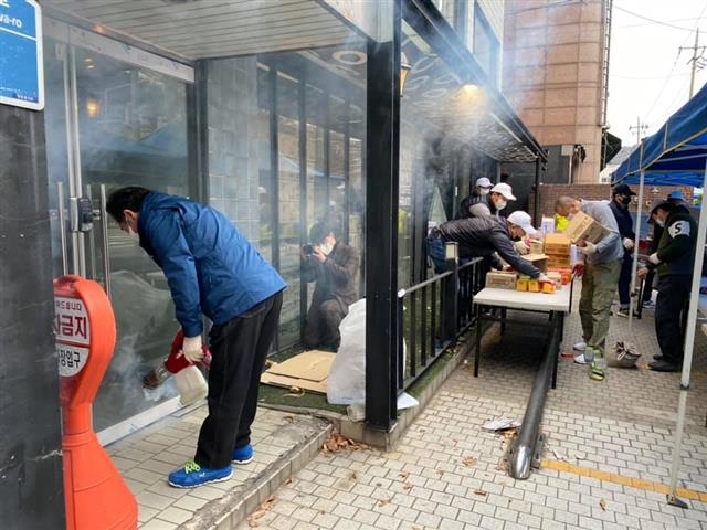지난 21일 이낙연 전 총리가 서울 종로구의 한 건물 앞에서 방역 작업을 하고 있다. 박용만 회장 페이스북