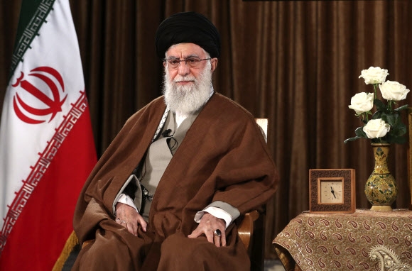 이란 최고지도자 “미국, 바이러스 제조 의혹 있어”