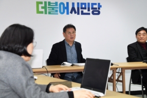 김의겸·황희석 영입한 열린민주, 분통 터뜨린 민주… 친문표 분열