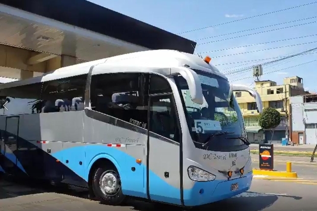 페루 지방 도시에 고립된 한국인을 싣기 위해 대사관이 마련한 버스가 22일(현지시간) 수도 리마에서 출발하고 있다. 리마로 모인 한국인들은 26일 임시 항공편으로 귀국할 예정이다. 2020.3.23 [주페루 한국대사관 제공]