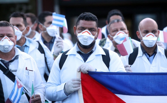 쿠바 의사들이 22일 이탈리아를 돕기 위해 밀라노 공항에 내리고 있다. 연합뉴스.