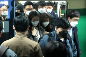 “자가격리 답답해서” 지하철 탄 20대… 경찰 “고발 없어도 수사”