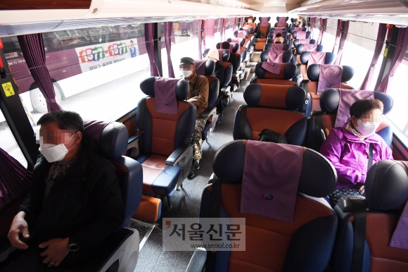 국토교통부가 대중교통에도 최상위 단계 방역체계를 가동해 승객 간 좌석을 떨어뜨려 배정하겠다고 밝힌 가운데 23일 서울 광진구 동서울터미널 한 고속버스의 승객들이 거리를 두고 떨어져 앉아있다. 2020.3.23 박윤슬 기자 seul@seoul.co.kr