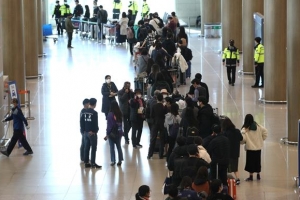 각국 입국자 자가격리 개인 부담에 외교부 “지켜보고 있다”