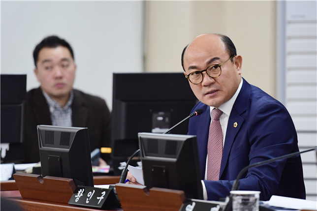 황인구 서울시의회 교육위원회 부위원장(더불어민주당, 강동4)이 지난 2월 24일 서울시의회 교육위원회 회의장에서 개최된 제291회 임시회 제1차 교육위원회 회의에서 ‘코로나 19’ 대응 등과 관련한 질의를 하고 있다.