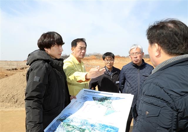 정 시장(왼쪽 두 번째)이 지난 6일 고덕 함박산 근린공원 조성 등 주요 사업 현장을 방문해 관계자들에게 업무 지시를 내리고 있다. 평택시 제공