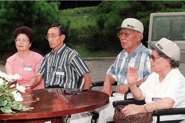 1998년 한국을 방문해 서대문독립공원을 찾았던 김경천 장군의 막내아들 김기범씨 부부(왼쪽).