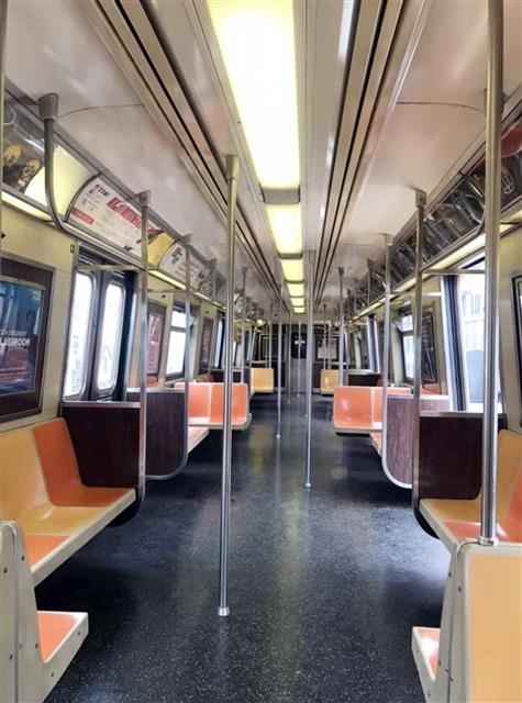 코로나19 여파에 출근시간 텅 빈 뉴욕 지하철