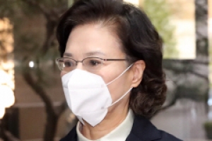 [서울포토] ‘마스크 쓴’ 이명희 전 이사장, 운전기사 폭행 관련 공판 출석