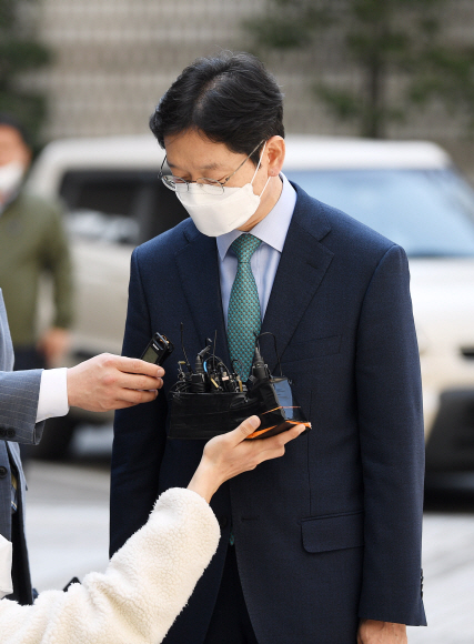 김경수 경남도지사가 24일 서울고등법원에서 열린 ‘드루킹 댓글조작’ 관련 컴퓨터 등 장애업무방해 등 항소심 공판기일에 출석하고 있다. 2020.3.24 오장환 기자 5zzang@seoul.co.kr