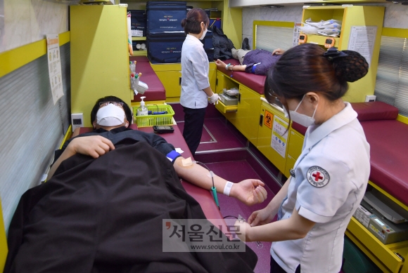 24일 서울 송파구 송파구청 앞에서 구청직원들이 코로나 19로 부족해진 혈액수급을 위해 헌혈을 하고 있다. 2020.3.24 박지환기자 popocar@seoul.co.kr