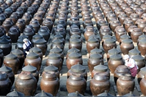 겨우내 먼지 쌓인 장독대, 숨쉴 준비