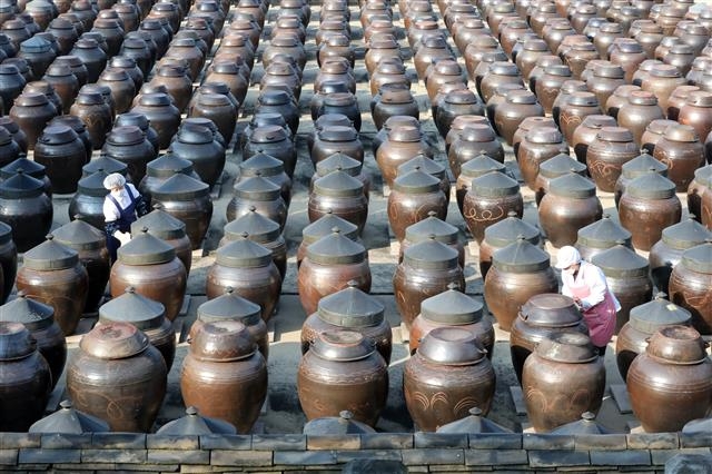겨우내 먼지 쌓인 장독대, 숨쉴 준비