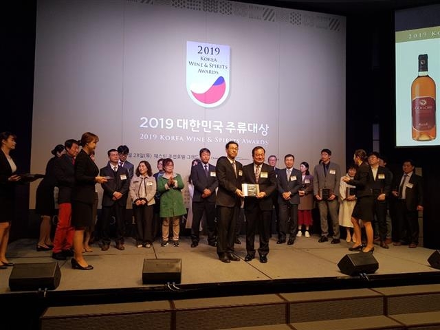 2019년 한국주류대상에서 ‘고도리 로제’ 와인으로 한국와인 부문 대상을 수상한 최봉학(오른쪽) 대표가 기념 촬영을 하고 있다. 고도리와인 제공