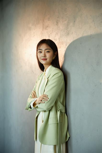 지난해 영화 ‘미성년’으로 주목받은 김혜준은 드라마 ‘킹덤’의 중전으로 다시 한번 강렬한 인상을 남겼다. 그는 “배우로 차차 성장하는 느낌”이라며 “더 단단한 마음과 책임감을 갖게 된 작품”이라고 말했다. 넷플릭스 제공