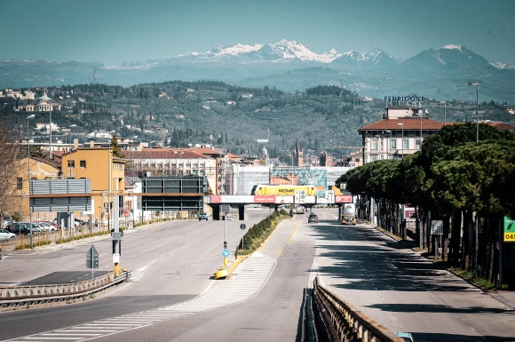 이탈리아 북부 베로나의 주요 도로 가운데 하나인 비알레 델 피아베가 24일(현지시간) 텅 비어 마치 유령도시처럼 보인다. 베로나 EPA 연합뉴스 