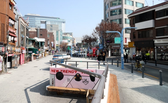 지난 8일 휴일임에도 서울 홍대 ‘걷고 싶은 거리’가 한산한 모습. 연합뉴스