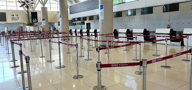 지난 19일부터 국제선 운항이 모두 중단된 제주국제공항 국제선 여객터미널에 적막감이 돌고 있다. 서울신문DB