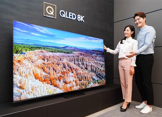 삼성전자 모델이 삼성 프리미엄 스토어 갤러리아 광교점에서 2020년형 QLED 8K TV 85형 QT950S 신제품을 소개하고 있다. 삼성전자 제공