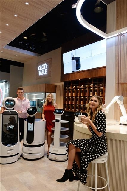 LG전자가 지난 1월 초 미국 라스베이거스에서 열린 ‘CES2020’에서 식당 운영과 관리를 돕는 로봇 서비스인 ‘클로이 다이닝 솔루션’을 선보이고 있다. LG 제공