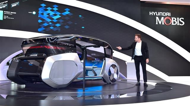 지난 1월 초 미국 라스베이거스에서 열린 ‘국제전자제품박람회(CES) 2020’에 전시된 도심 공유형 자율주행 콘셉트카 ‘엠비전 S’. 현대모비스 제공