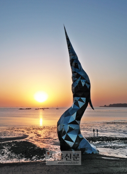 왜목마을 바닷가에 세워진 ‘새빛왜목’ 조형물. 높이가 30m에 이른다.