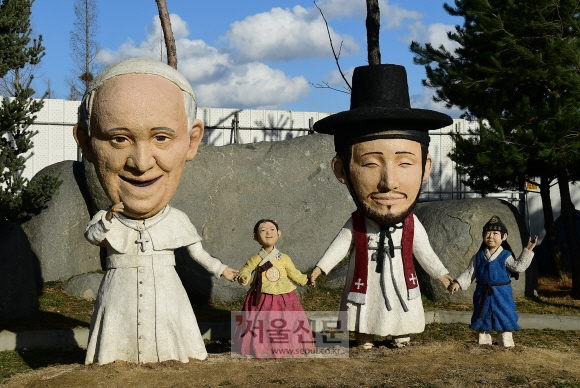 솔뫼성지의 프란치스코 교황과 김대건 신부 조형물. 지난 2014년 프란치스코 교황의 방문을 기념하기 위해 세워졌다.