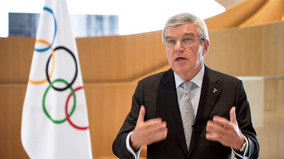 도쿄올림픽 연기 후 성명 발표하는 바흐 IOC 위원장