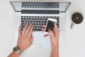 한국외대 온라인 강의 중 교수 카톡에 ‘야동’…학생들 충격