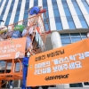 [서울포토] 그린피스, 이마트 본사 앞에 대형 카트 설치해 플라스틱 감축 퍼포먼스