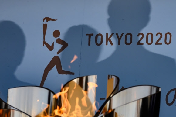 지난 25일 일본 후쿠시마현 이와키시의 아쿠아마린 센터에 설치된 도쿄올림픽 성화 전시대에서 성화가 올해 마지막 불을 밝히고 있다. [AFP 연합뉴스]