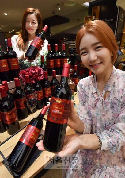 26일 서울 중구 롯데백화점 본점에서 모델들이 ‘샤또 푸르카스 보리’ 와인을 선보이고 있다. 롯데백화점은 2020년 상반기 첫 와인박람회 ‘스프링 비노 인 롯데(Spring Vino In Lotte)’를 맞이해 프랑스 메독지역에서 생산되는 보르도 와인 ‘샤또 푸르카스 보리’ 3천 병을 단독 출시 판매한다. 2020.3.26 박지환기자 popocar@seoul.co.kr