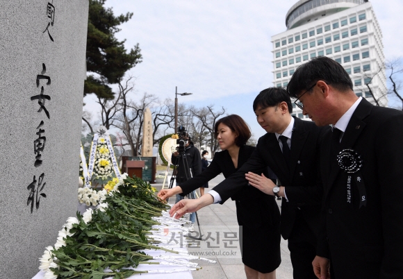 26일 서울 중구 남산에서 열린 안중근 의사 순국 제110주기 추모식에서 참석자들이 동상에 헌화를 하고 있다. 박윤슬 기자 seul@seoul.co.kr